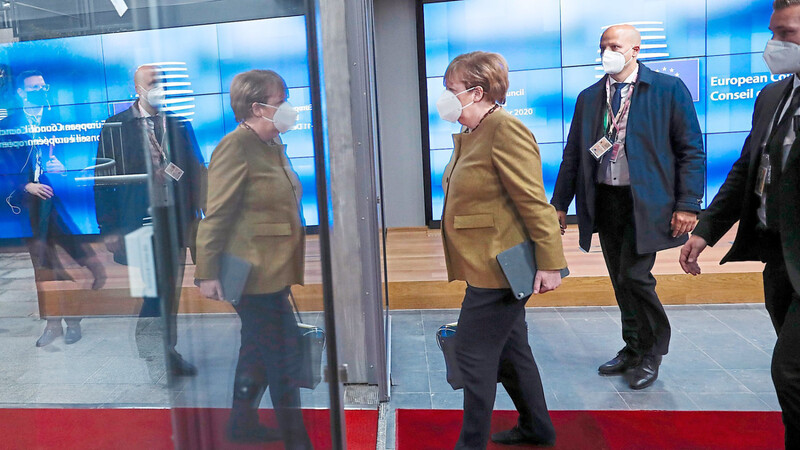 Bundeskanzlerin Angela Merkel verlässt den Gipfel der EU-Staats- und Regierungschefs. Das Treffen dauerte ununterbrochene 21 Stunden.