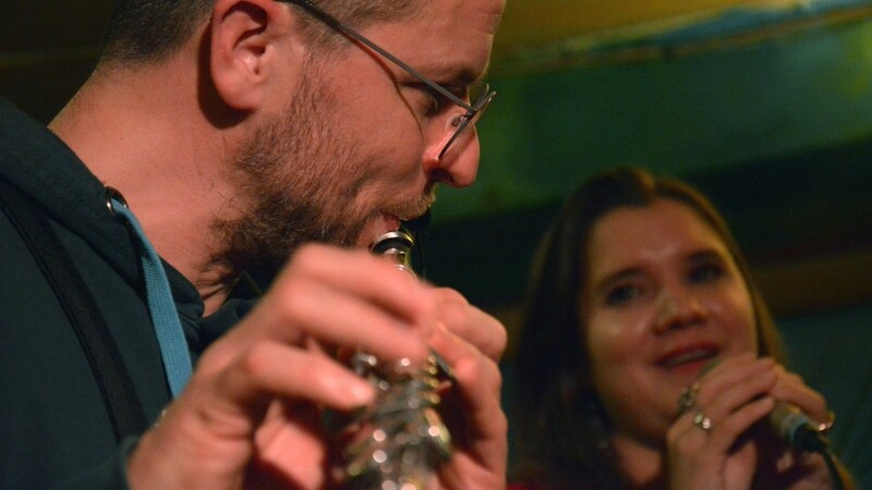 Perfekter Moment: Matthias Huber brilliert an der Querflöte, und Sängerin Julia Schröter hört begeistert zu.