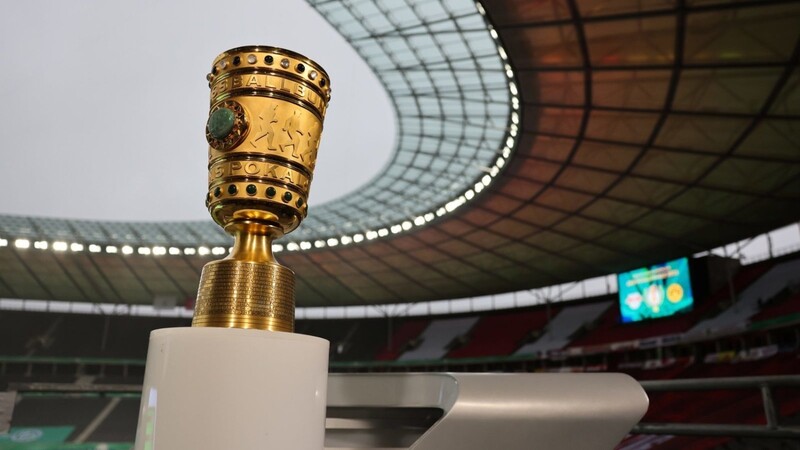 Der Kampf um das Erreichen des DFB-Pokal-Finales in Berlin wird auch in diesem Jahr durch Corona erschwert.