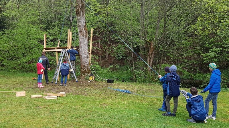 Im April können die Kinder mit der Zimmererinnung Straubing-Bogen ein eigenes Baumhaus errichten.