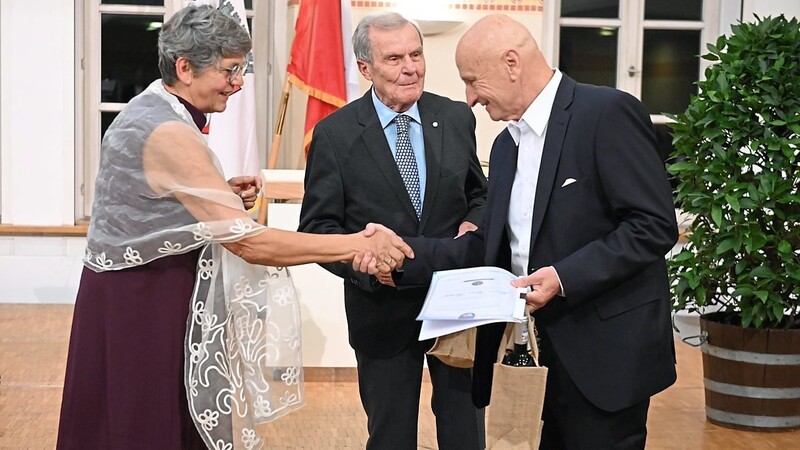 Die Vorsitzende des Freundeskreises, Dorith Wegmann, überreichte den ehemaligen Oberbürgermeistern Josef Deimer und Hans Rampf die Urkunden der Ehrenmitgliedschaft.
