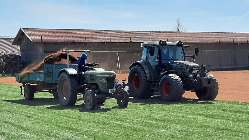 Mit einer Spezialmaschine wurde der Rasen auf dem Trainingsplatz des FC Ränkam abgetragen.