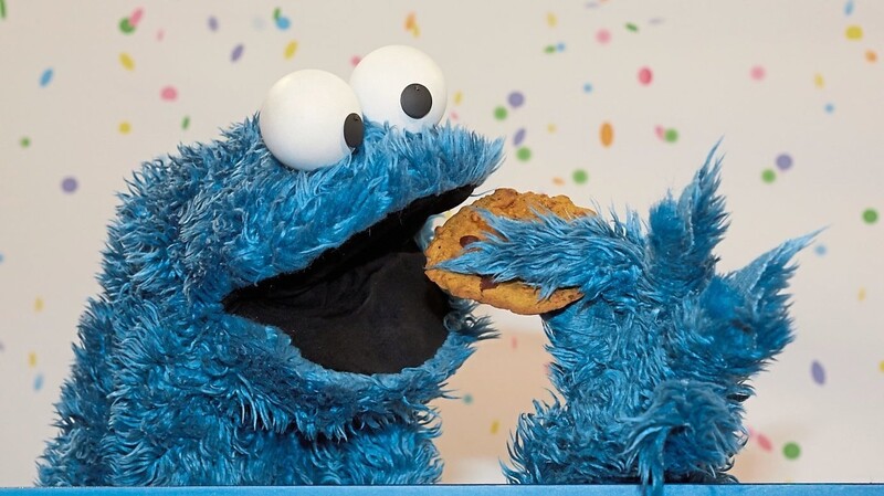 Das "echte" Krümelmonster Cookie verspeist einen Keks. Sein Pendant "Kexi" kam dem Original offenbar zu nahe, was jetzt für Ärger zwischen Landrat Neumeyer und Abensbergs Bürgermeister Uwe Brandl sorgt.