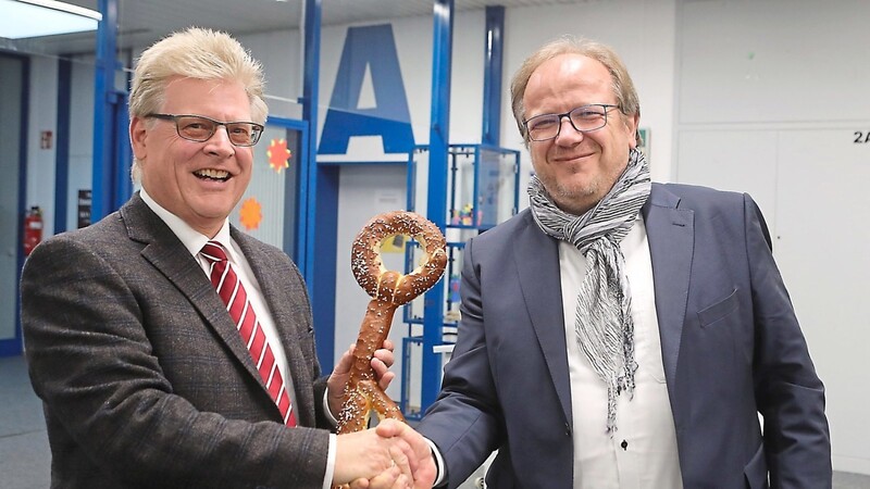 Überreichte dem neuen Schulleiter, Hansjörg Sedlmeier (links), den "Schlüssel zum Erfolg": Elternbeiratsvorsitzender Armin Meisl