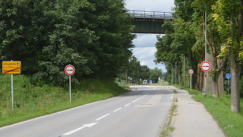 Viele Schüler überqueren die Straße nach Altfraunhofen direkt unter der Eisenbahnbrücke.