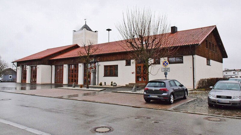 Das Rötzer Feuerwehrgerätehaus ist zu klein geworden und soll mit einem Neubau ergänzt werden.