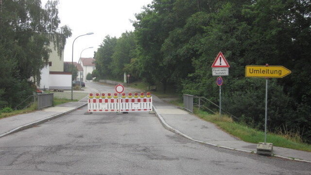 Der Straßenabschnitt zwischen der Rettenbach-Brücke und der Grundschule ist ab sofort gesperrt.