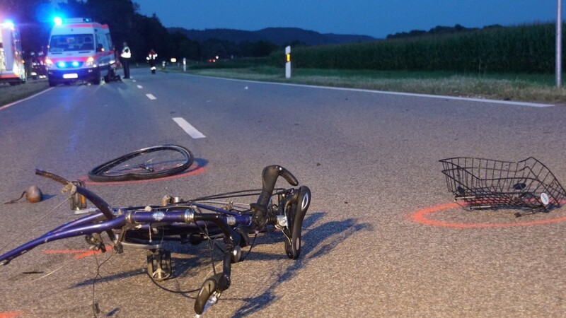 Auf der Kreisstraße R7 ist eine 83-jährige Radlerin am Samstagabend lebensgefährlich verletzt worden.