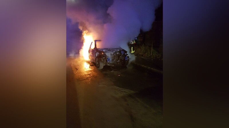 Am Mittwochabend brannte in der Röntgenstraße in Landshut ein Auto.