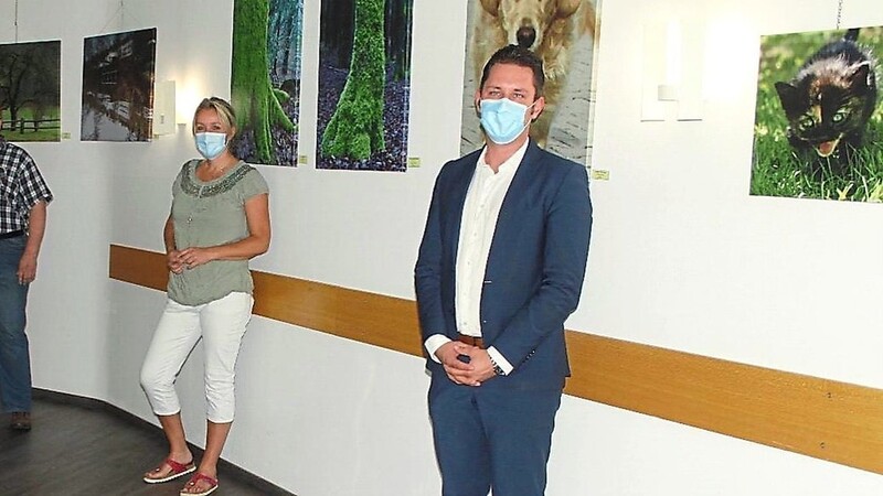 Bei der Vernissage in der Schauflinger Asklepios-Klinik: (v. l.) Bürgermeister Robert Bauer, Künstlerin Angela Dachs und Klinikmanager Marcus Harig.