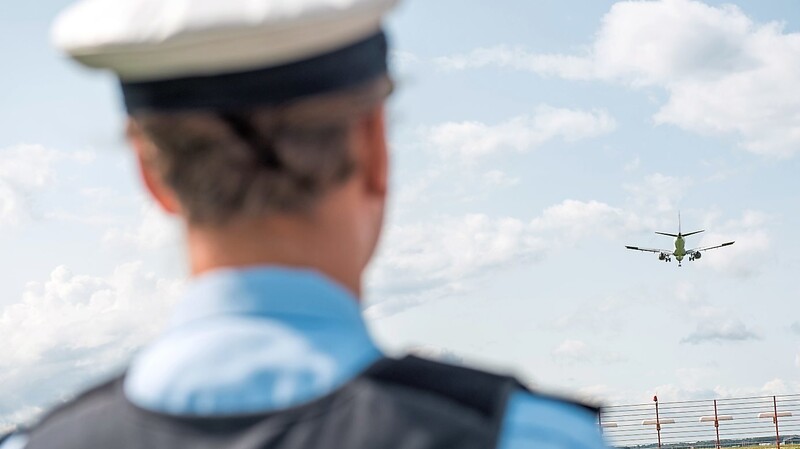Am Münchner Flughafen sind die Bundespolizisten grundsätzlich für die grenzpolizeiliche Kontrolle der ein- und ausreisenden Passagiere zuständig. Seit Beginn der Corona-Pandemie unterstützen sie auch die für den Gesundheitsschutz zuständigen Gesundheitsbehörden, unter anderem durch die Überprüfung der nötigen Impfnachweise bei der Einreise.