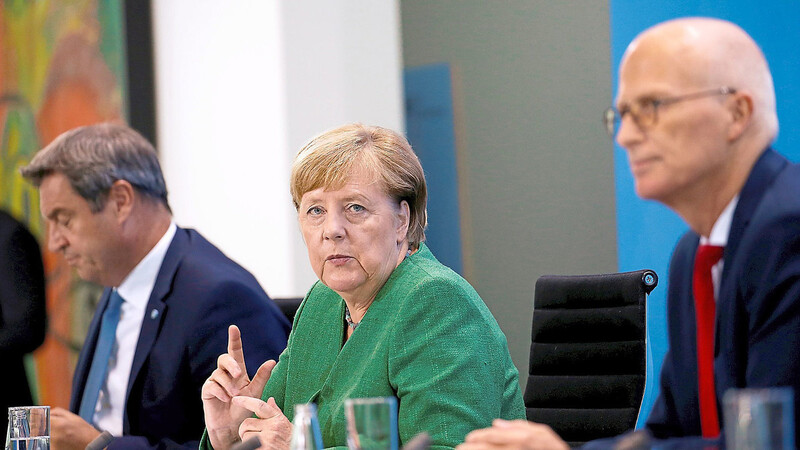 Eine einheitliche Linie für Bund und Länder klappt nur bedingt, verkünden Kanzlerin Angela Merkel (M.), CSU-Chef Markus Söder (l.) und Hamburgs Erster Bürgermeister Peter Tschentscher auf einer anschließenden Pressekonferenz. Dennoch sollen die Regeln wieder verschärft werden.