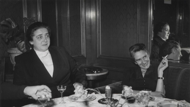 Erika Mann (rechts) und die Schauspielerin Therese Giehse waren zwischen 1927 und 1937 liiert. In der Emigration zerbrach ihre Beziehung, aber sie blieben befreundet. Das in der Ausstellung gezeigte Foto entstand 1968.