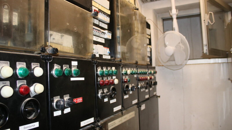 Ein Ventilator soll die Überhitzung der Sicherungen verhindern.