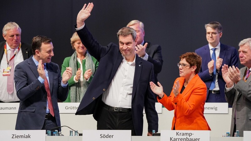 Geradezu umjubelt: CSU-Chef Markus Söder auf dem Parteitag der CDU zwischen Annegret Kramp-Karrenbauer (l.) und Paul Ziemiak, Generalsekretär der CDU.