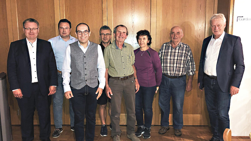Die neue Vorstandschaft der CSU Hofkirchen mit MdB Alois Rainer (rechts) und MdL Zellmeier (links).