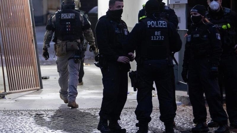 Die Berliner Polizei durchsuchte am Freitag mit Spezialeinsatzkommandos (SEK) mehrere Wohnungen. Die Razzia steht im Zusammengang mit einem millionenschweren Einbruch bei Hamburg vor vier Monaten. (Symbolbild)