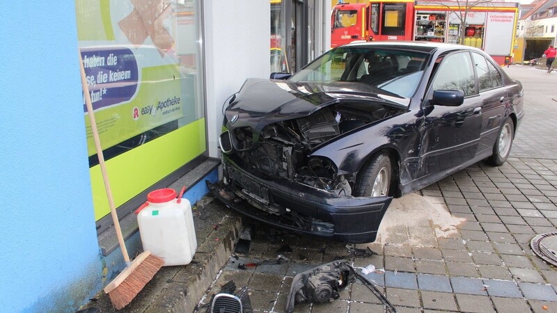 Auf einem Parkplatz in Straubing hat eine 74-Jährige am Freitag versehentlich mehrere Autos gerammt. Sie hatte offenbar das Gas- mit dem Bremspedal verwechselt.