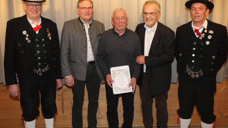 Hans Schachner (Bildmitte) wurde für seine außergewöhnliche Leistungen und über 60-jähriger Vereinstreue zum Ehrenmitglied beim Trachtenverein Vilsheim ernannt.