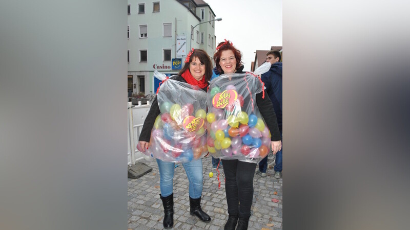 Zwei süße Jelly-Belly-Damen beim Anfeiern der Faschingssaison.