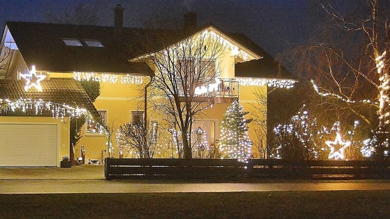 Über 100 Lichterketten bringen das Haus in Haid bei Pitzling in der Adventszeit zum Leuchten.