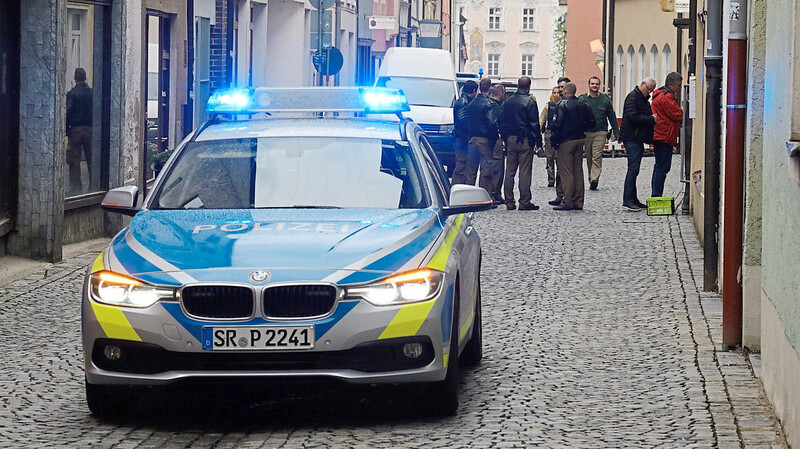 Polizeieinsatz am frühen Montagabend in der Albrechtsgasse in Straubing. Dort hatten sich zwei Syrer zunächst um Geld gestritten. Die Folge war eine gewalttätige Auseinandersetzung.