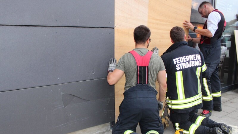 Die Straubinger Feuerwehr half dabei, die Scheibe zu sichern.