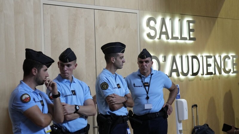 Gendarmen bewachen den Sondergerichtssaal vor dem Beginn des Prozesses um die Anschläge von Nizza. Acht Verdächtige werden im Zusammenhang mit dem Lkw-Anschlag, bei dem 86 Menschen starben, vor Gericht stehen.