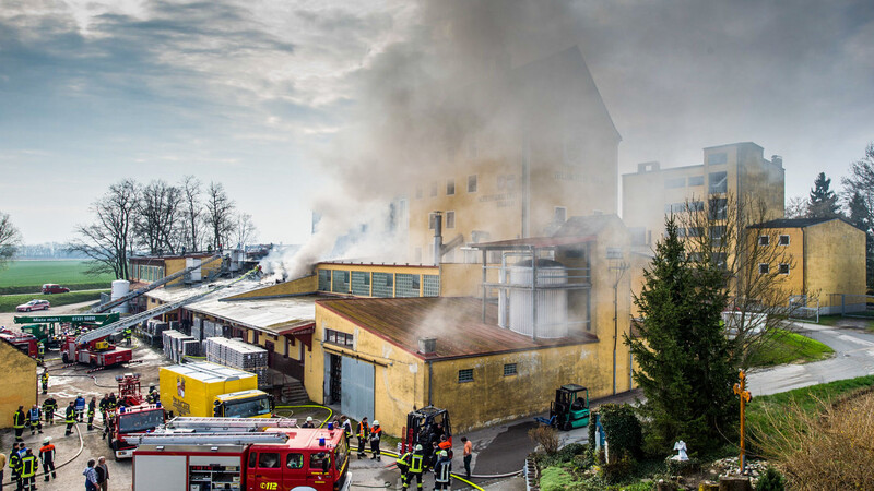 Zwei Großbrände kurz hintereinander richteten im April in der Schlossbrauerei Irlbach gewaltigen Schaden an. (Foto: Armin Weigel/dpa)