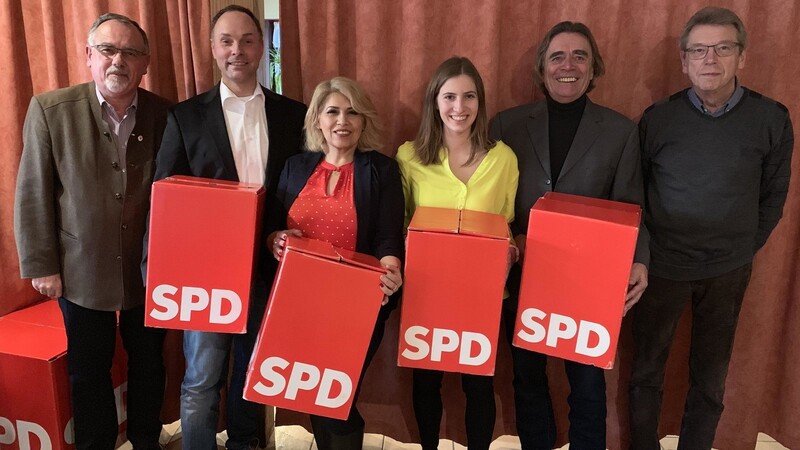 Martin Pschorr (v. r.), Gerd Beubl, Lena Zehetbauer, Nigar Tyriaki, Gunnar Marcus und Anton Neumaier präsentierten das SPD-Wahlprogramm.