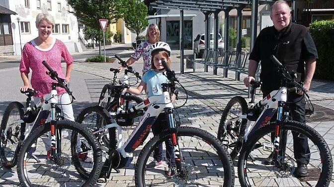 Maria Wenzl, Manuela Wittmann und Daniel Früchtl, bei der Vorstellung der neuen E-Bikes (v. li.). Mit im Bild die Tochter von Daniel Früchtl.