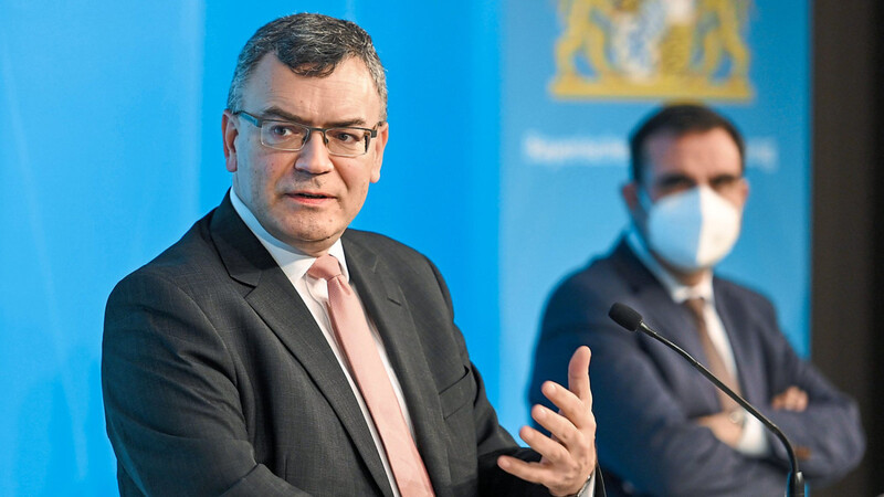 Der Leiter der Staatskanzlei, Florian Herrmann (l.) und Gesundheitsminister Klaus Holetschek äußern sich nach der Sitzung des bayerischen Kabinetts.