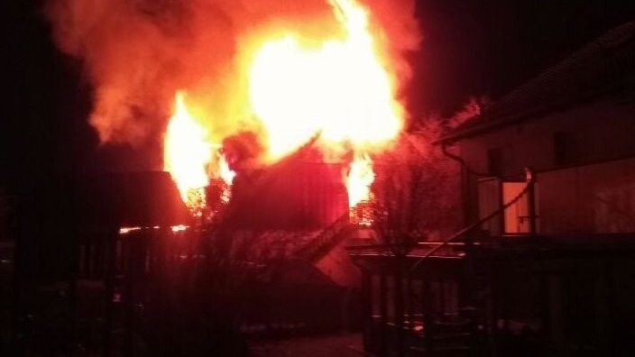 Flammeninferno am frühen Sonntagmorgen in Fahrenzhausen (Kreis Freising) im Ortsteil Viehbach. Dort brannte der Dachstuhl eines Mehrfamilienhauses. Die Brandursache ist aktuell noch völlig unklar.
