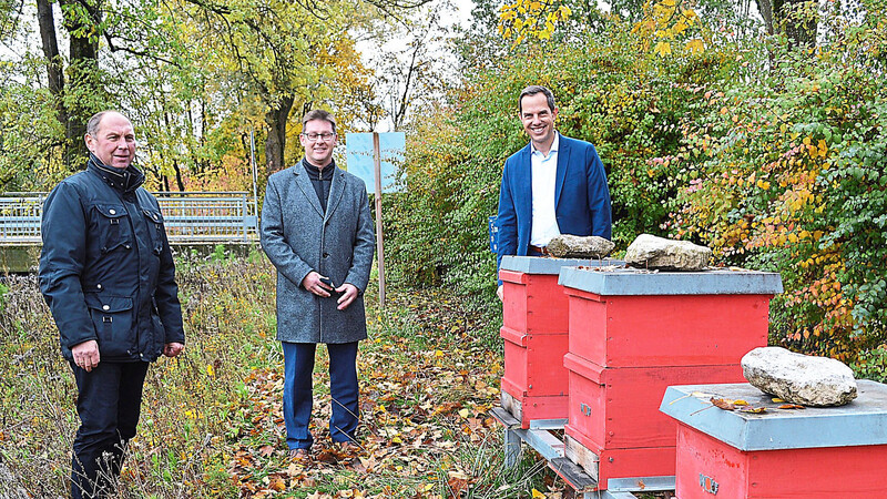 Einen Umweltpreis der Stadt Mainburg gibt es auf Veranlassung von drittem Bürgermeister Konrad Pöppel (links) schon seit einigen Jahren - hier für die Bienenaktion der Firma Wolf im vorigen Jahr. Jetzt soll die Stelle eines/r Klima- und Mobilitätsbeauftragten geschaffen werden. Das begrüßen auch die Stadtratsfrauen einmütig, um den Umweltschutz in der Hopfenstadt voranzutreiben.