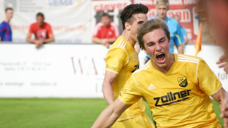 Michael Hamberger bejubelt seinen Treffer zur Führung im Derby gegen den 1. FC Bad Kötzting. (Foto: Fabian Roßmann)