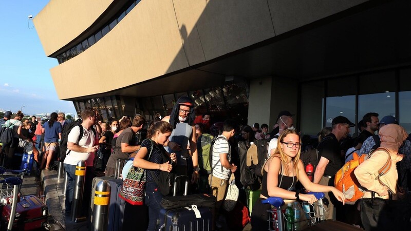Unerwartetes Urlaubsende: Touristen warten auf dem Flughafen der philippinischen Hauptstadt Manila.