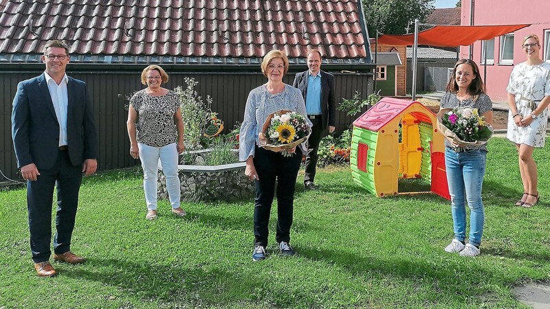 Bürgermeister Helmut Fichtner übergab Rosalinde Lindner und ihrer Nachfolgerin Birgit Czekalla jeweils einen Blumenstrauß zum Führungswechsel im Schneckenheim.