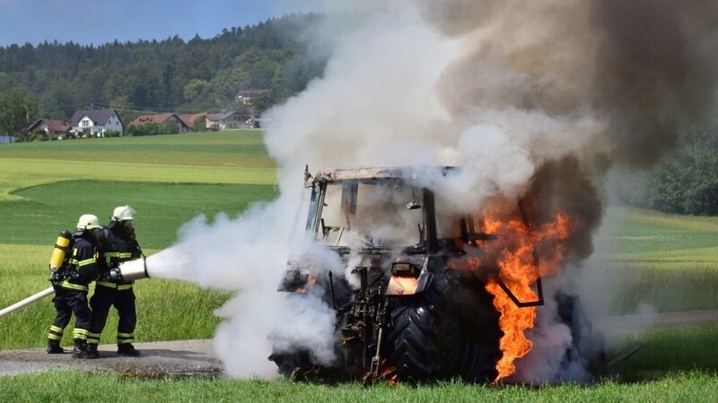 Innerhalb kürzester Zeit brannte der Traktor lichterloh - die Feuerwehr musste nur der Rauchwolke folgen.