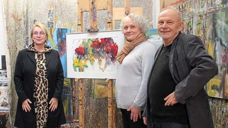 Claudia Elsberger (Mitte) hat im Atelier von Fritz Königbauer (rechts) ihren Hauptpreis abgeholt. Links im Bild steht Christine Krönner, Leiterin des städtischen Kulturamts.