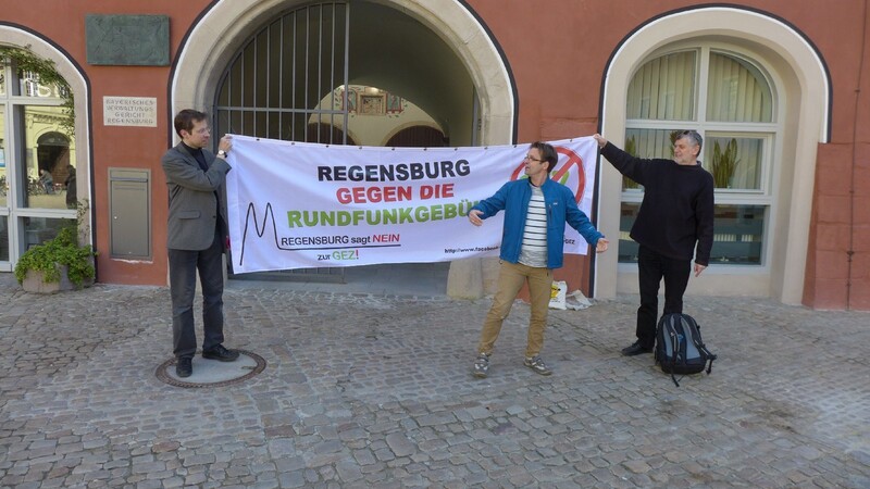 (Un-)Willenskundgebung mit wenig Publikum vor dem Verwaltungsgericht am Regensburger Haidplatz.