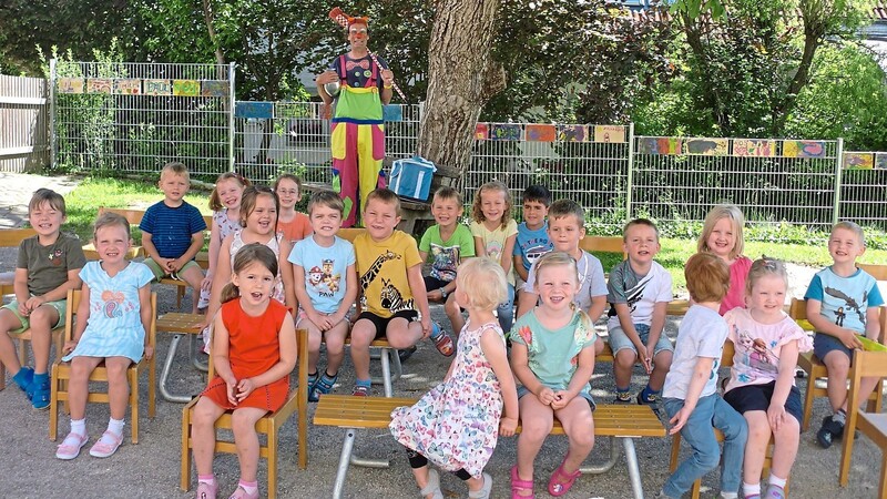 Clown Toni Toss (hinten) klärte die Kindergartenkinder amüsant über die Corona-Regeln auf.