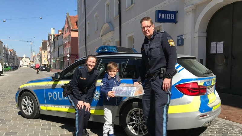 Polizeimeisterin Nadine Pfaffenhuber und Polizeihauptkommissar Michael Otto freuten sich über den Besuch des Kindergartens.