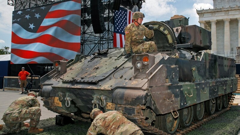 US-Soldaten arbeiten vor dem Lincoln Memorial an einem Panzer vom Typ Bradley. Die weltweiten Militärausgaben sind 2020 trotz Corona um 2,6 Prozent gestiegen.