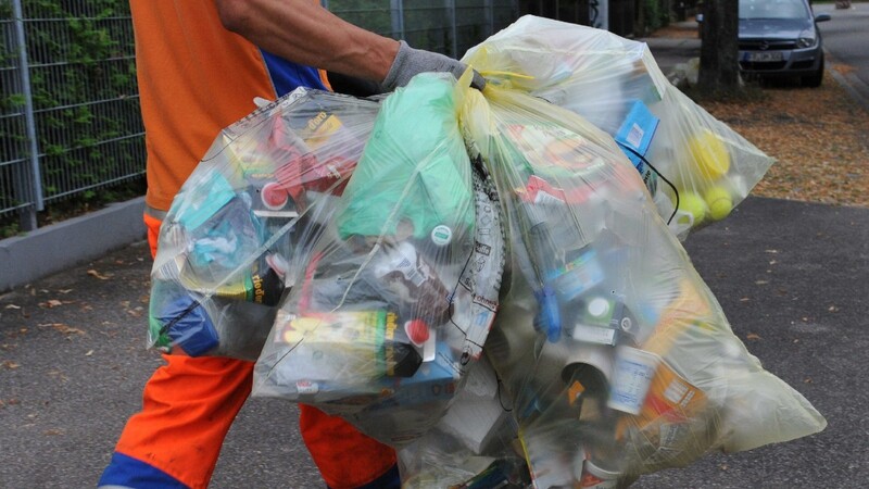 Das Bundeskartellamt will jetzt Müll-Entsorgungsunternehmen unter die Lupe nehmen. Der Verdacht: überhöhte Preise wegen mangelnden Wettbewerbs.