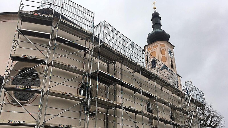 Die Wallfahrtskirche Weißenregen ist seit einigen Tagen eingerüstet: Das Dach bekommt neue Firstziegel.