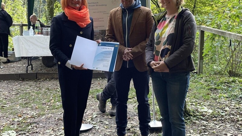 Umweltminister Thorsten Glauber überreichte den Preis an Tiefbauamtsleiterin Cristina Pop (links) und Landschaftsarchitektin Eva-Maria Schwarzbauer.