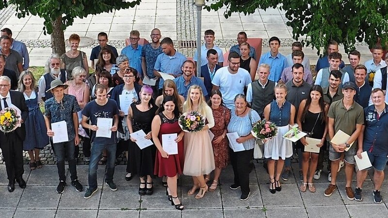 Der gärtnerische Berufsnachwuchs des Prüfungsjahres 2022 in Niederbayern mit ihren Ausbildern und Ehrengästen nach der Freisprechungsfeier im Gartenbau.
