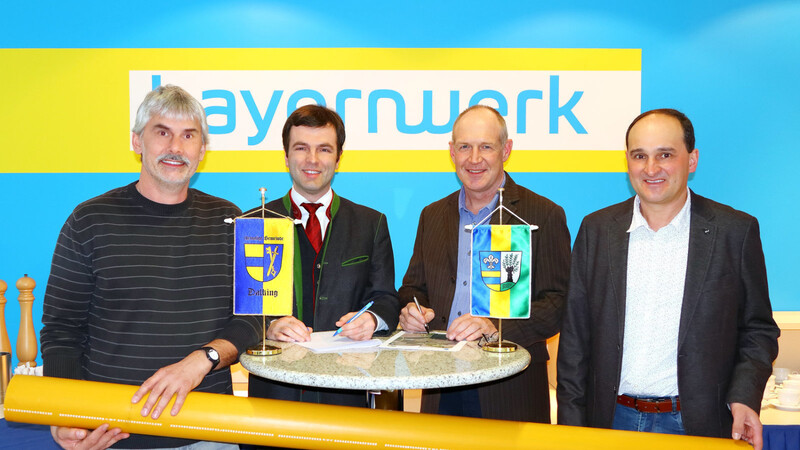 Martin Gierl (links) und Alwin Schlamminger (rechts) geben symbolisch den Startschuss für die weiteren Rohrverlegearbeiten nach Dalking. Daniel Paul und Peter Ketterl (Mitte) unterzeichnen das neue Vertragswerk.