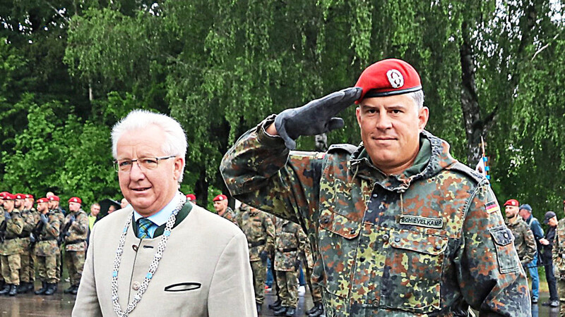 Kommandeur Oberstleutnant Ronny Schievelkamp mit dem damaligen Bürgermeister Franz Schedlbauer beim Abschreiten der Front.
