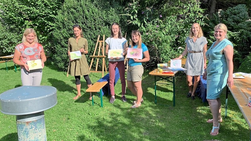 Künstlerinnen malten am Tag des offenen Denkmals mit Kunstpädagogin Silke Weber (rechts) im Garten des Areals.
